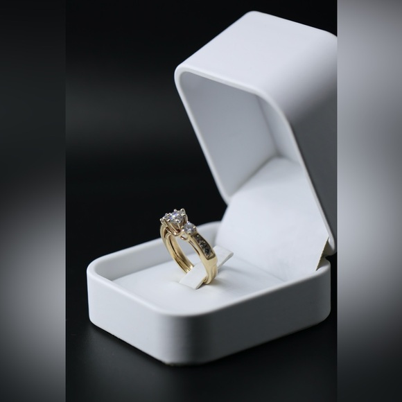 Elegant Gold and Diamond Ring - Picture 9 of 9